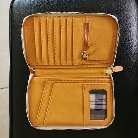 BEAUTIFUL MICHE VIENNA PASSPORT WALLET!!! - Picture 3 of 6